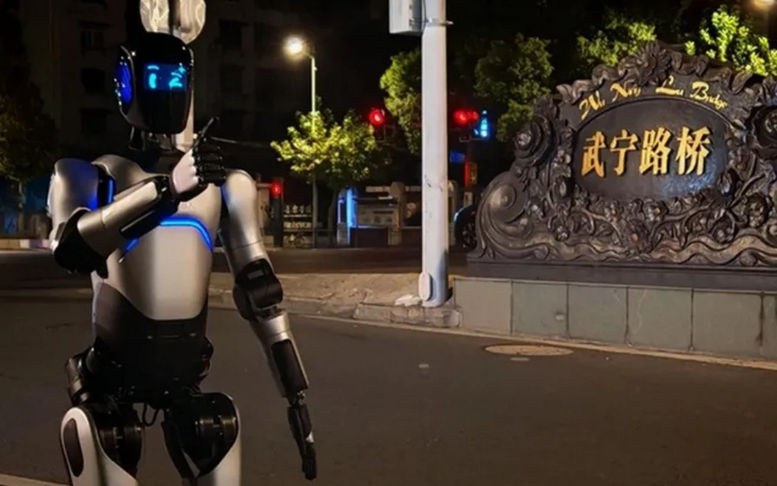 Robot hình người lập kỷ lục đi bộ hơn 106 km