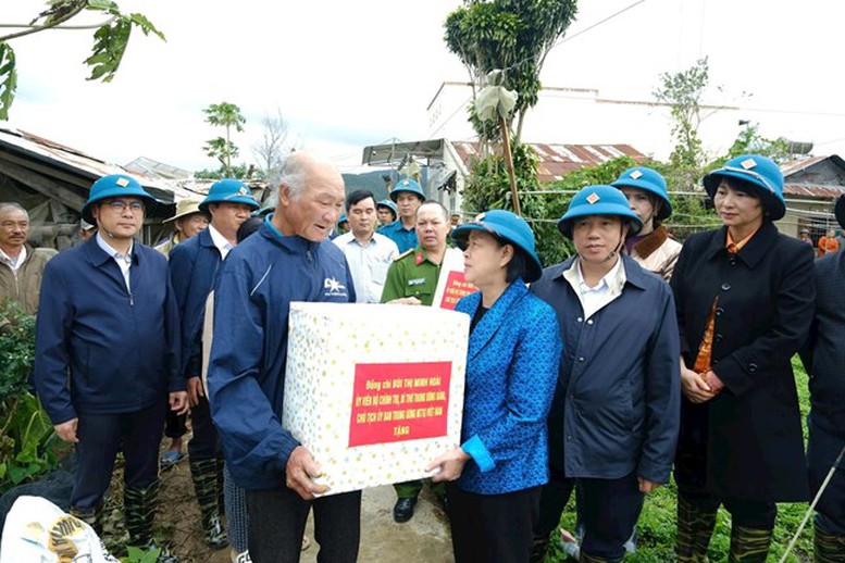 Ủy ban Trung ương MTTQ Việt Nam trao 20 tỷ đồng hỗ trợ Lâm Đồng khắc phục hậu quả mưa lũ- Ảnh 7.