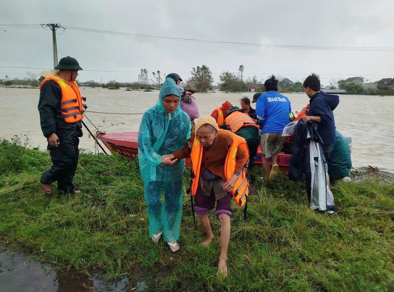 Gia Lai hỗ trợ gạo, kinh phí trong 3 tháng cho các hộ có nhà bị ngập- Ảnh 1.