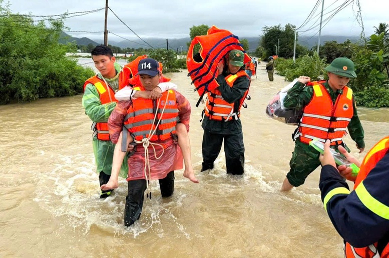 Quân đội phải bằng mọi biện pháp tiếp cận nơi ngập sâu, để kịp thời di dời, sơ tán người dân- Ảnh 1. Quân đội phải bằng mọi biện pháp tiếp cận nơi ngập sâu, để kịp thời di dời, sơ tán người dân- Ảnh 1.