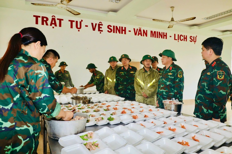 Hàng chục bếp cơm dã chiến tiếp sức bà con vùng lũ- Ảnh 2.