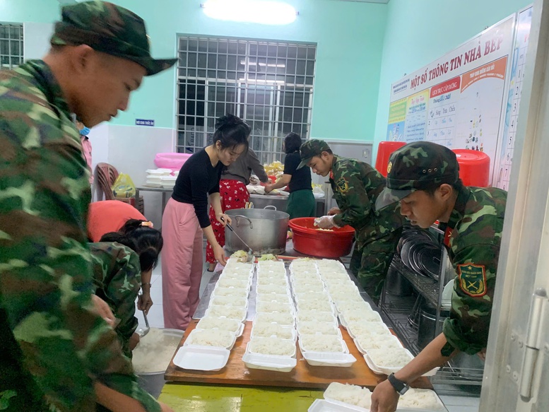 Hàng chục bếp cơm dã chiến tiếp sức bà con vùng lũ- Ảnh 1.