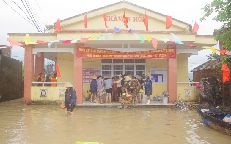 Bộ đội vượt lũ, đưa hàng cứu trợ vào thôn có trên 600 dân bị cô lập
