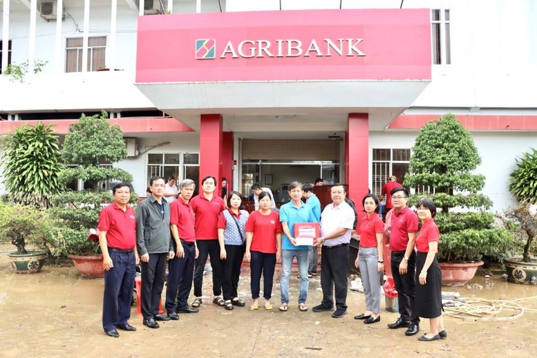 Agribank hỗ trợ 11 tỷ đồng cho vùng lũ Nam Trung Bộ - Tây Nguyên- Ảnh 2.