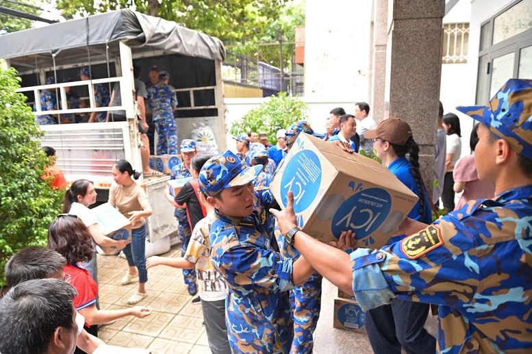 Vinamilk đưa 160.000 sản phẩm sữa và nước uống hỗ trợ đồng bào vùng lũ lụt- Ảnh 1.