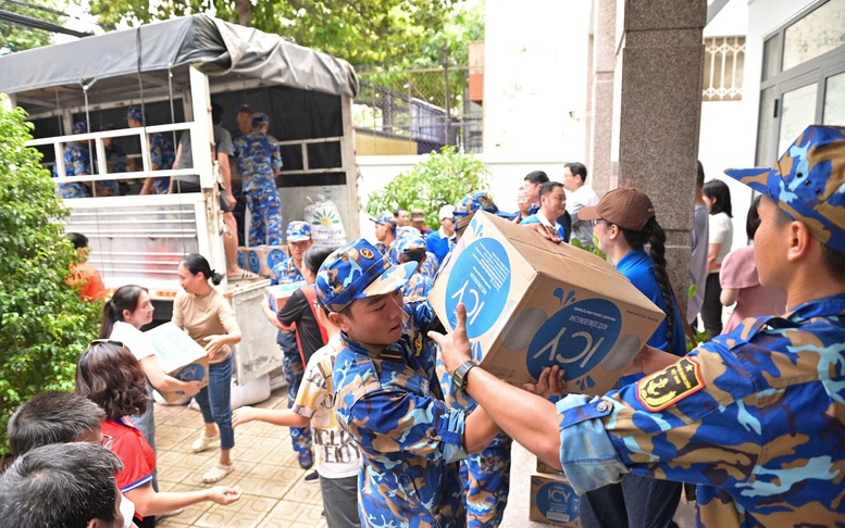 Vinamilk đưa 160.000 sản phẩm sữa và nước uống hỗ trợ đồng bào vùng lũ lụt