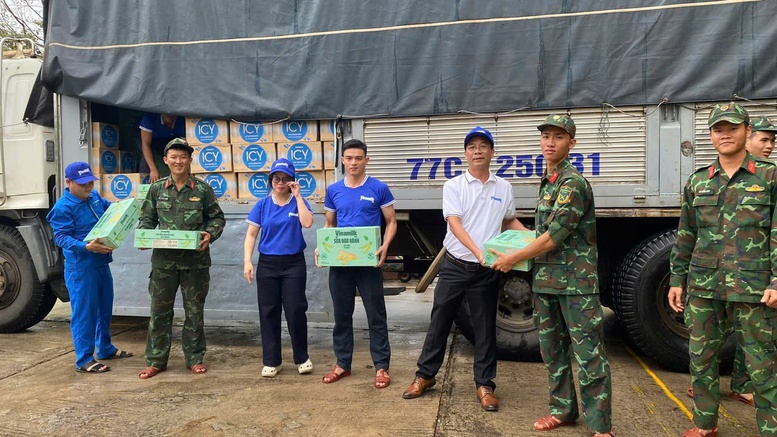 Vinamilk đưa 160.000 sản phẩm sữa và nước uống hỗ trợ đồng bào vùng lũ lụt- Ảnh 2.