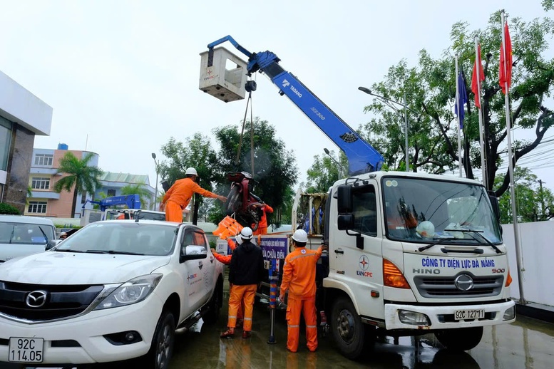 EVNCPC tăng cường nhân lực khắc phục điện tại Đắk Lắk sau mưa lũ lịch sử- Ảnh 1.