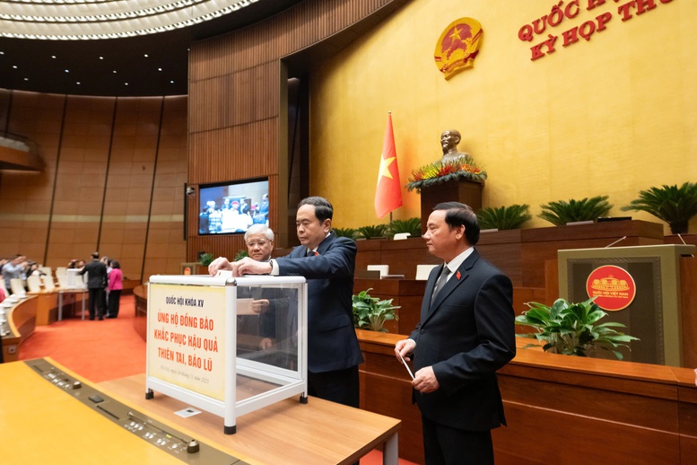 Ủy ban Thường vụ Quốc hội tổ chức quyên góp ủng hộ đồng bào khắc phục hậu quả thiên tai, mưa lũ- Ảnh 1. Ủy ban Thường vụ Quốc hội tổ chức quyên góp ủng hộ đồng bào khắc phục hậu quả thiên tai, mưa lũ- Ảnh 1.