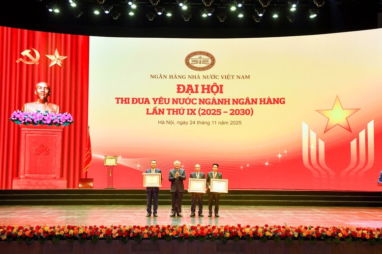 NHNN đón nhận Huân chương lao động hạng Nhất- Ảnh 3. NHNN đón nhận Huân chương lao động hạng Nhất- Ảnh 3.