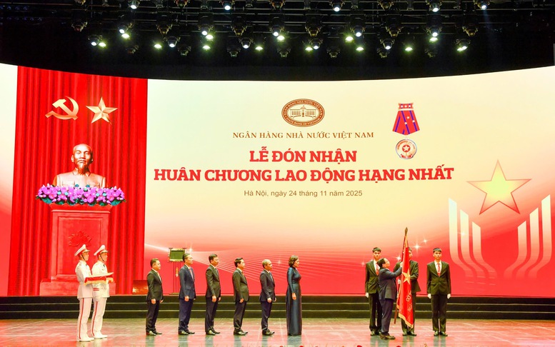 NHNN đón nhận Huân chương lao động hạng Nhất