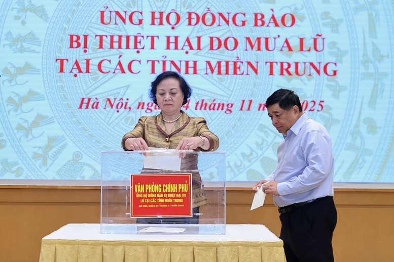 Phó Thủ tướng Phạm Thị Thanh Trà, Phó Thủ tướng Nguyễn Chí Dũng ủng hộ đồng bào - Ảnh: VGP/Nhật Bắc