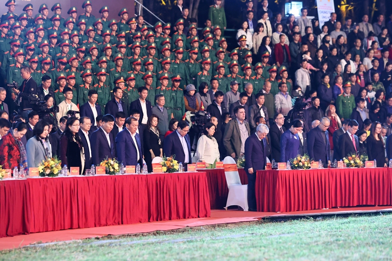 Thủ tướng Phạm Minh Chính và các đại biểu dành một phút mặc niệm các nạn nhân bị thiệt mạng trong mưa lũ tại miền Trung- Tây Nguyên - Ảnh: VGP/Nhật Bắc