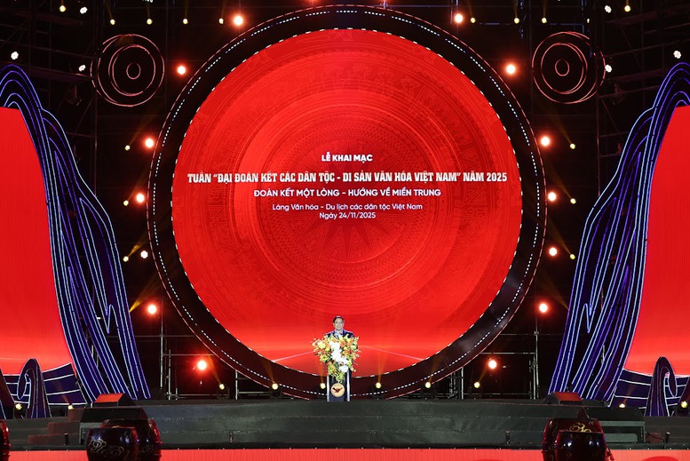 Thủ tướng Phạm Minh Chính chia sẻ những tình cảm chân thành, quý mến, hành động thiết thực từ Làng Văn hóa - Du lịch các dân tộc Việt Nam đến đồng bào Miền Trung ruột thịt đang bị thảm họa thiên tai với tinh thần đại đoàn kết dân tộc - Ảnh: VGP/Nhật Bắc