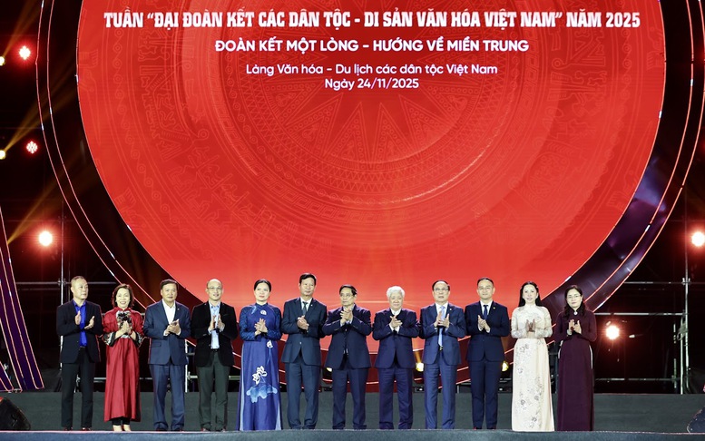 Hơn 540 tỉ đồng ủng hộ đồng bào miền Trung trong đêm khai mạc Tuần Đại đoàn kết các dân tộc Việt Nam