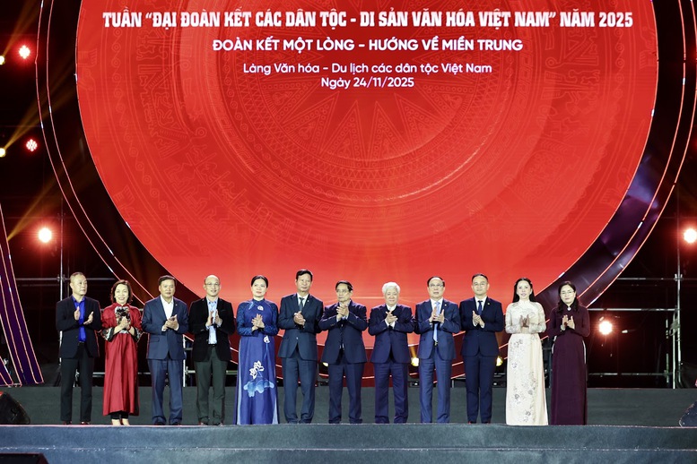 Hơn 540 tỉ đồng ủng hộ đồng bào miền Trung trong đêm khai mạc Tuần Đại đoàn kết các dân tộc Việt Nam- Ảnh 2.