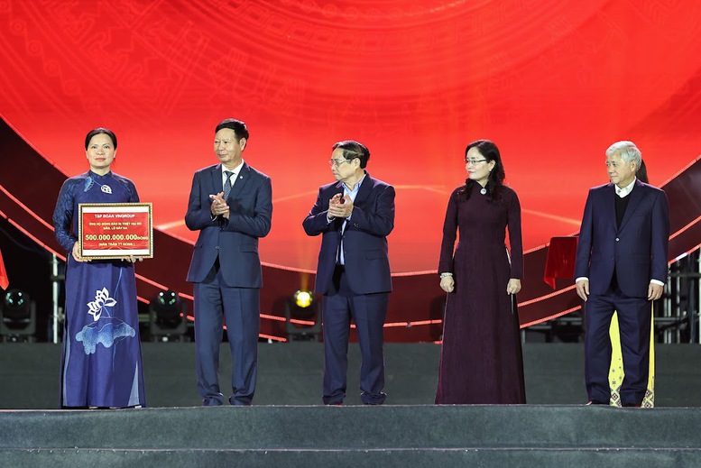 Các tập thể, doanh nghiệp trao tiền quyên góp ủng hộ đồng bào Miền Trung - Tây Nguyên bị thiệt hại do mưa lũ gây ra với tổng số tiền 540 tỷ đồng - Ảnh: VGP/Nhật Bắc