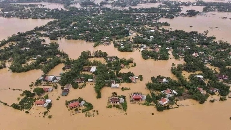 Bộ GD&ĐT sẽ cấp phát miễn phí toàn bộ sách giáo khoa cho học sinh vùng lũ- Ảnh 1.