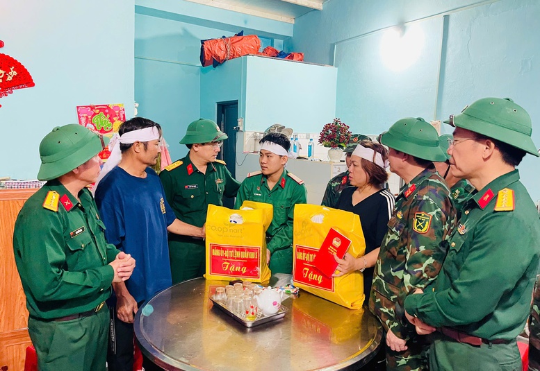 Quân khu 5 thăm, động viên gia đình chiến sĩ có 2 người thân tử vong do sạt lở- Ảnh 2.