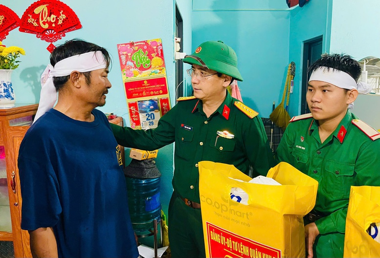 Quân khu 5 thăm, động viên gia đình chiến sĩ có 2 người thân tử vong do sạt lở- Ảnh 1.