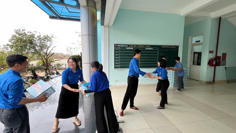 Sữa LOF Kun và những chuyến xe không ngừng nghỉ đi về phía đồng bào- Ảnh 3.