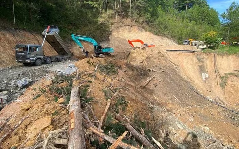 Nổ mìn phá đất đá sạt lở, sớm thông đường lên Đà Lạt