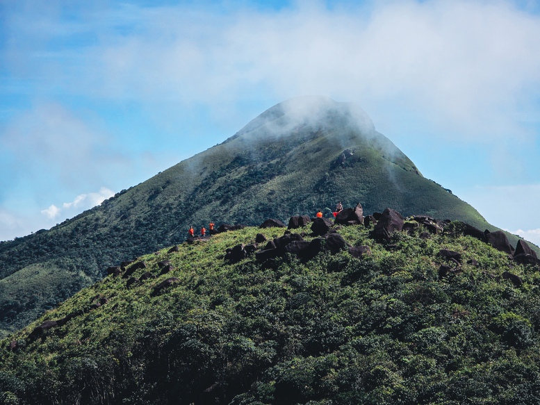 Ngắm biển mây cuồn cuộn, núi rừng nguyên sơ từ 'nóc nhà' Quảng Trị- Ảnh 1.