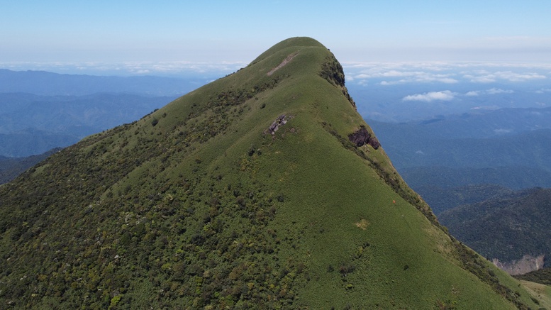 Ngắm biển mây cuồn cuộn, núi rừng nguyên sơ từ 'nóc nhà' Quảng Trị- Ảnh 2.