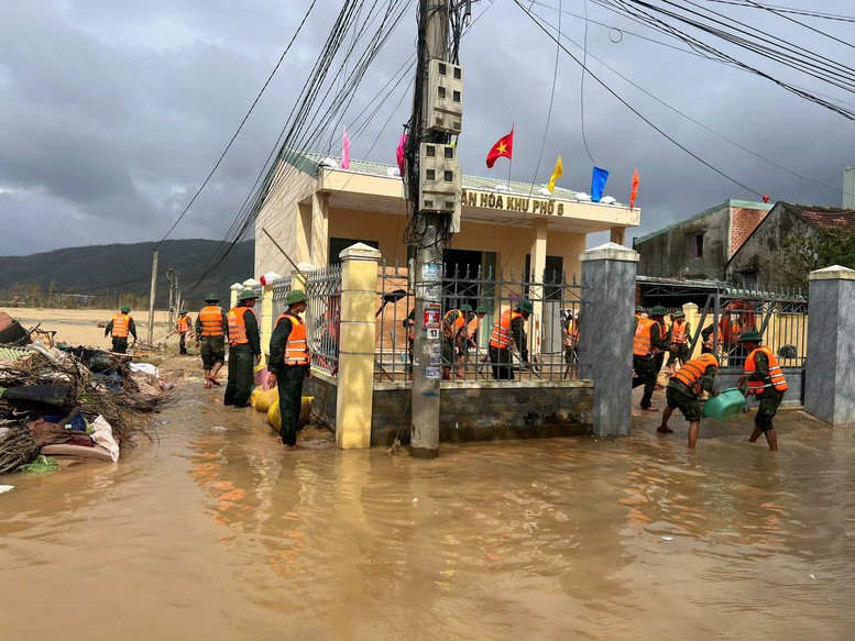 Gia Lai: Tập trung khắc phục hậu quả mưa lũ và ứng phó áp thấp nhiệt đới- Ảnh 1.