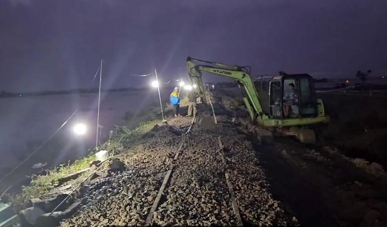 Dự kiến khôi phục tuyến đường sắt quốc gia vào sáng mai, 26/11- Ảnh 2. Dự kiến khôi phục tuyến đường sắt quốc gia vào sáng mai, 26/11- Ảnh 2.