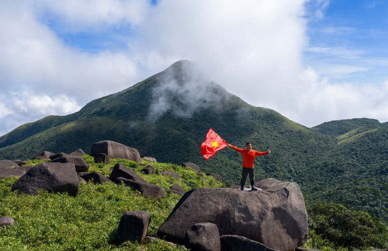 Ngắm biển mây cuồn cuộn, núi rừng nguyên sơ từ 'nóc nhà' Quảng Trị- Ảnh 11.