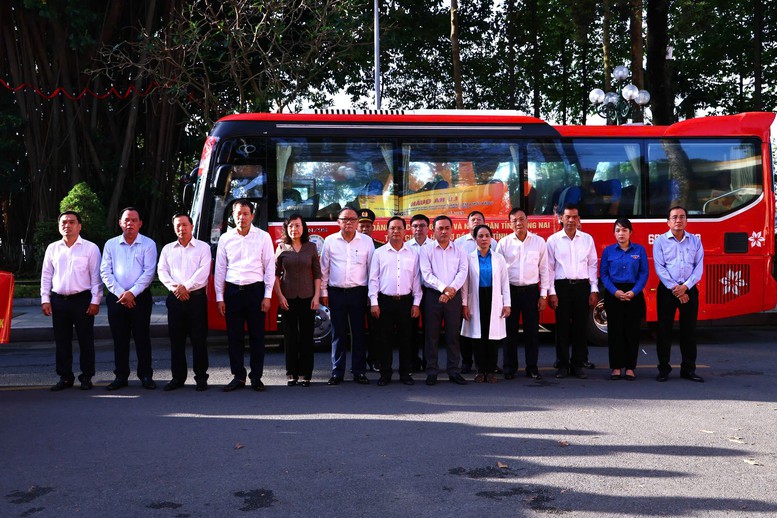 Gần 300 cán bộ, bác sĩ, tình nguyện viên tỉnh Đồng Nai lên đường hỗ trợ Đắk Lắk- Ảnh 1.