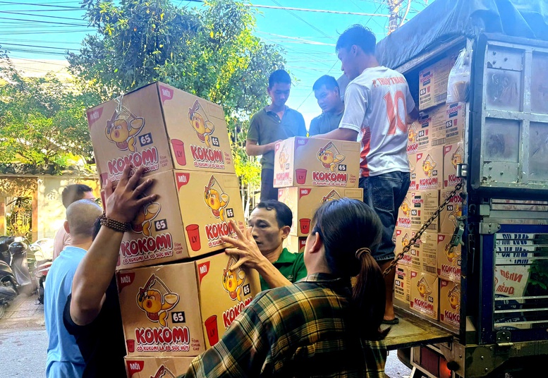 Masan Group sẻ chia cùng miền Trung: Hơn 124 tấn hàng thiết yếu được trao đến bà con vùng lũ- Ảnh 5.