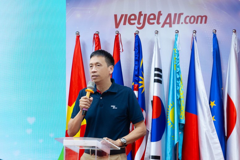 Những chuyến bay nghĩa tình hướng về miền Trung- Ảnh 1. Những chuyến bay nghĩa tình hướng về miền Trung- Ảnh 1.