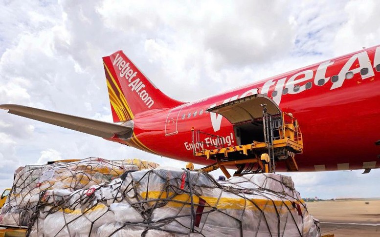 Những chuyến bay nghĩa tình hướng về miền Trung