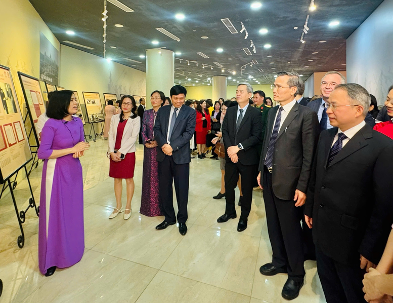 Triển lãm 'Hợp tác hữu nghị Việt Nam - Trung Quốc từ tài liệu lưu trữ'- Ảnh 2. Triển lãm 'Hợp tác hữu nghị Việt Nam - Trung Quốc từ tài liệu lưu trữ'- Ảnh 2.