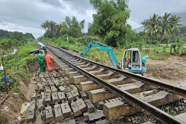 Khẩn trương thông tuyến giao thông huyết mạch, chủ động ứng phó bão số 15- Ảnh 3.