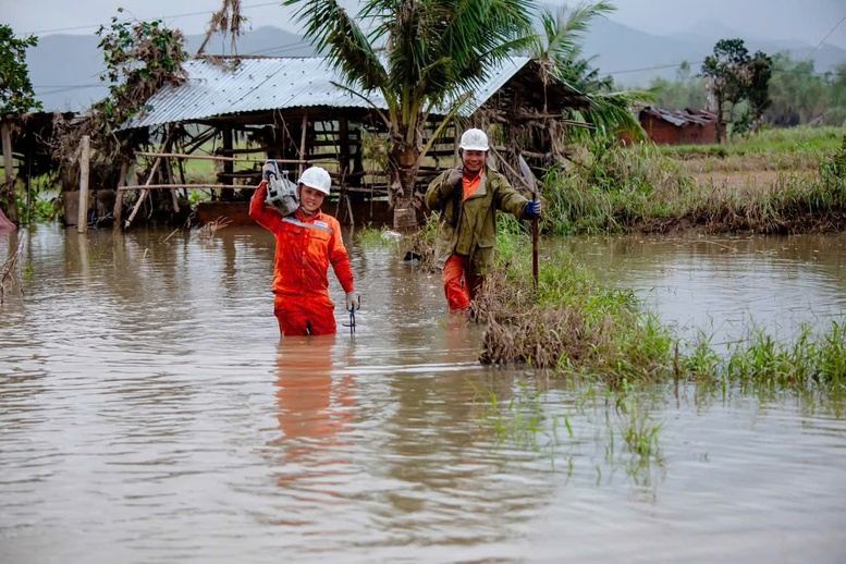 Điện lực miền Trung đã cấp điện trở lại cho 99,81% khách hàng sau mưa lũ- Ảnh 1.