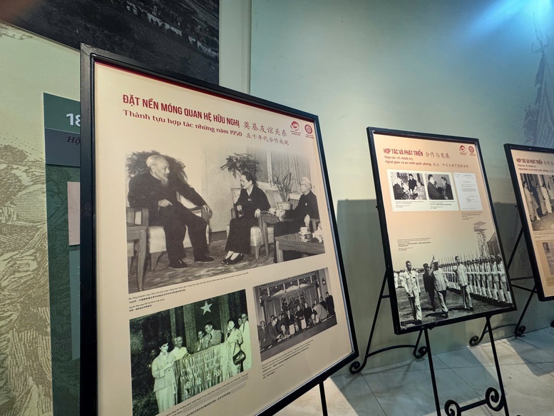 Triển lãm 'Hợp tác hữu nghị Việt Nam - Trung Quốc từ tài liệu lưu trữ'- Ảnh 3. Triển lãm 'Hợp tác hữu nghị Việt Nam - Trung Quốc từ tài liệu lưu trữ'- Ảnh 3.