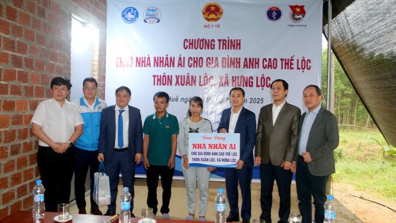 Khám bệnh, cấp thuộc miễn phí cho 1.000 người dân vùng lũ TP. Huế- Ảnh 2. Khám bệnh, cấp thuộc miễn phí cho 1.000 người dân vùng lũ TP. Huế- Ảnh 2.