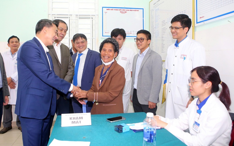 Khám bệnh, cấp thuộc miễn phí cho 1.000 người dân vùng lũ TP. Huế