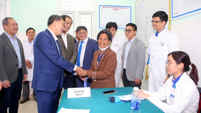 Khám bệnh, cấp thuộc miễn phí cho 1.000 người dân vùng lũ TP. Huế- Ảnh 1. Khám bệnh, cấp thuộc miễn phí cho 1.000 người dân vùng lũ TP. Huế- Ảnh 1.