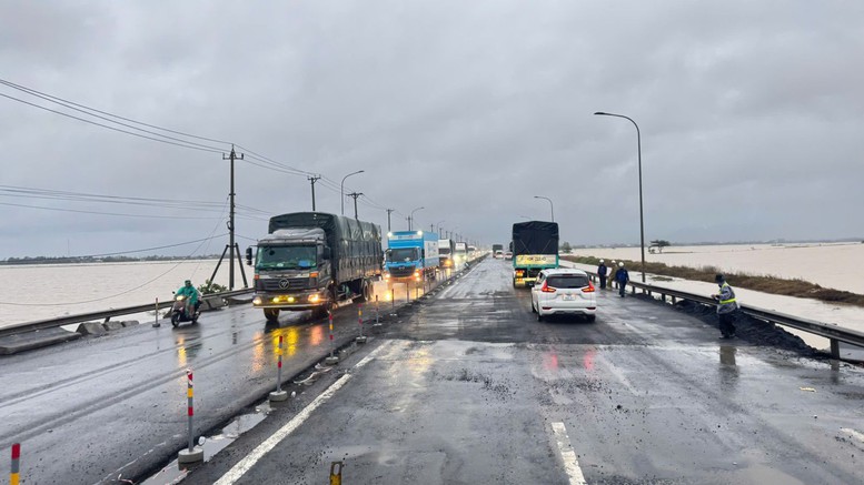 Bộ Xây dựng: Các lực lượng trực ban 24/24 ứng phó bão số 15- Ảnh 1.