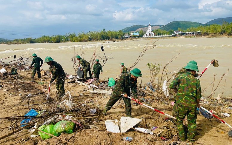 Gần 9.000 cán bộ, chiến sĩ Quân khu 5 dốc sức khắc phục mưa lũ tại Đắk Lắk