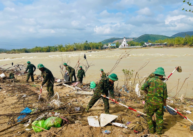 Gần 9.000 cán bộ, chiến sĩ Quân khu 5 dốc sức khắc phục mưa lũ tại Đắk Lắk- Ảnh 1. Gần 9.000 cán bộ, chiến sĩ Quân khu 5 dốc sức khắc phục mưa lũ tại Đắk Lắk- Ảnh 1.