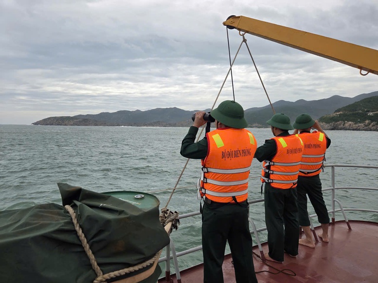 Khánh Hòa: Nỗ lực tìm kiếm ngư dân tàu cá chìm do sóng to- Ảnh 1.