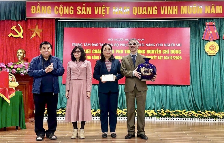 Phó Thủ tướng Nguyễn Chí Dũng thăm, tặng quà người khuyết tật- Ảnh 1.