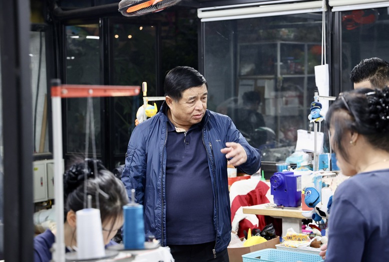 Phó Thủ tướng Nguyễn Chí Dũng thăm, tặng quà người khuyết tật- Ảnh 5.