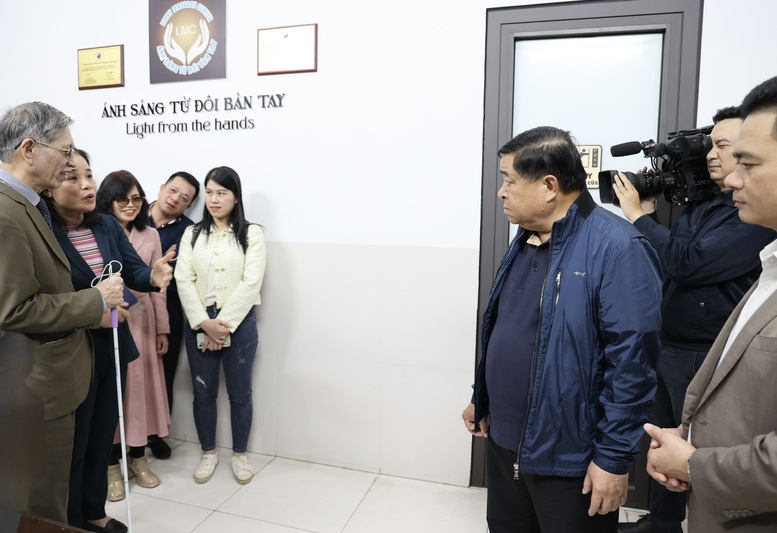 Phó Thủ tướng Nguyễn Chí Dũng thăm, tặng quà người khuyết tật- Ảnh 4.