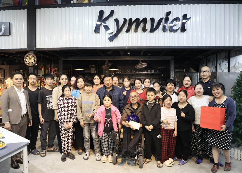 Phó Thủ tướng Nguyễn Chí Dũng thăm, tặng quà người khuyết tật- Ảnh 6.